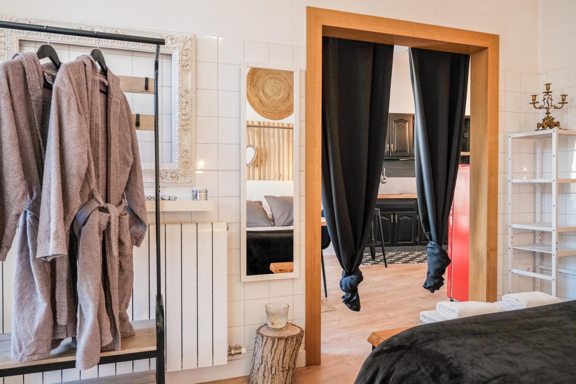 Cal Capo Alojamiento Con Jacuzzi Apartment Besalu Exterior photo
